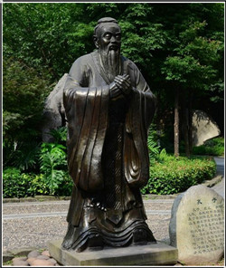 公園里擺放的孔子銅雕