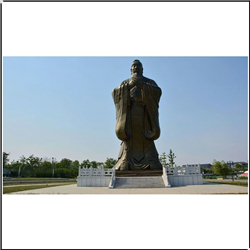 廣場中心孔子雕塑