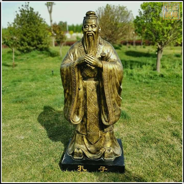 雙手合十行禮孔子雕像